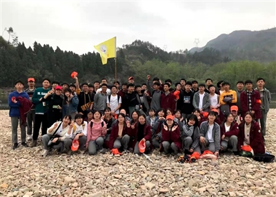 高二師生“親近自然、磨練意志”毅行活動(dòng)