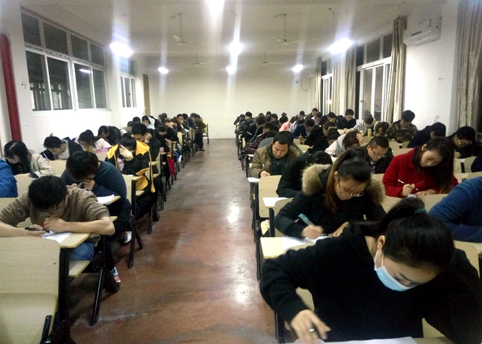 業(yè)務(wù)考試，促進(jìn)成長——記高中部教師業(yè)務(wù)知識考試