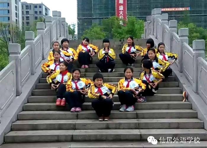 長街小雨鬧楊柳，人面桃花笑春風