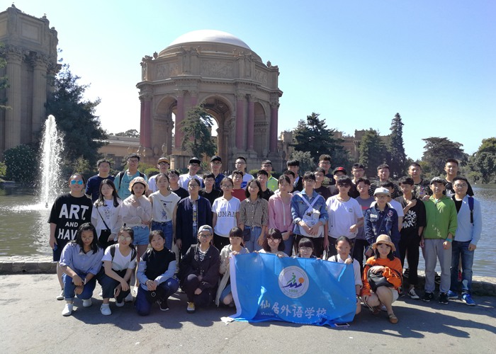 參觀迪斯尼樂園、好萊塢等景點(diǎn)