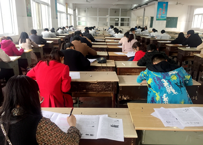 初中部一?？荚噹熒_(tái)競(jìng)技