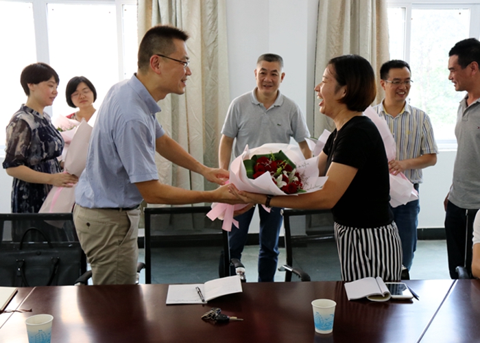 縣委常委、紀(jì)委書記酈森迪一行慰問外語學(xué)校老師