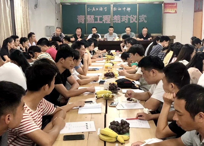 初中部啟動2018年“青藍工程”師徒結(jié)對儀式