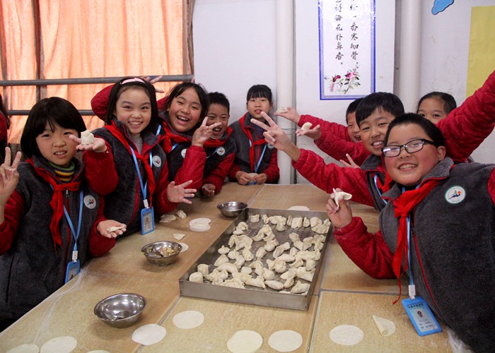 小學(xué)師生開(kāi)展跳瑜伽、講故事、包餃子迎冬至活動(dòng)