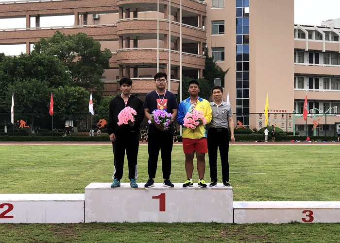 喜訊！羅子豪同學(xué)打破紀(jì)錄榮獲初中組男子鉛球比賽第一名