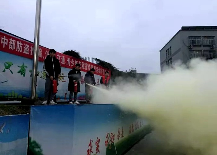 法制副校長(zhǎng)應(yīng)邀來(lái)校開(kāi)展安全教育講座