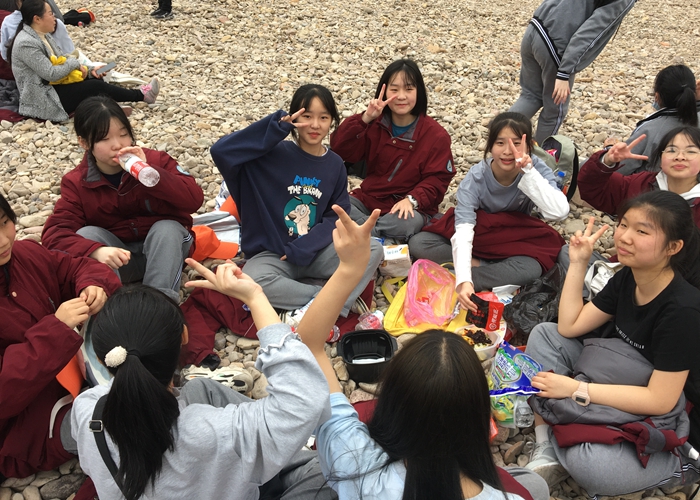 高中部開展“親近自然、磨練意志”毅行活動