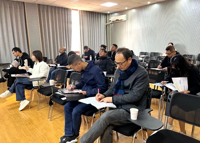 縣高中物理復(fù)習(xí)研討會(huì)在我校高中部舉行